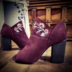 Carlos by Carlos Santana Burgundy Open Toe Booties 7.5